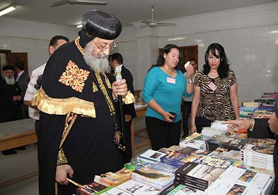 البابا فى مكتبة المعهد 1