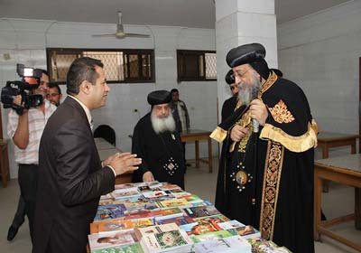 البابا فى مكتبة المعهد 2